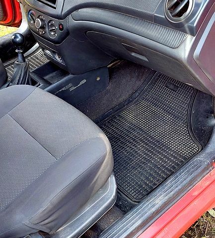 Червоний Шевроле Авео, об'ємом двигуна 1.5 л та пробігом 317 тис. км за 1300 $, фото 1 на Automoto.ua