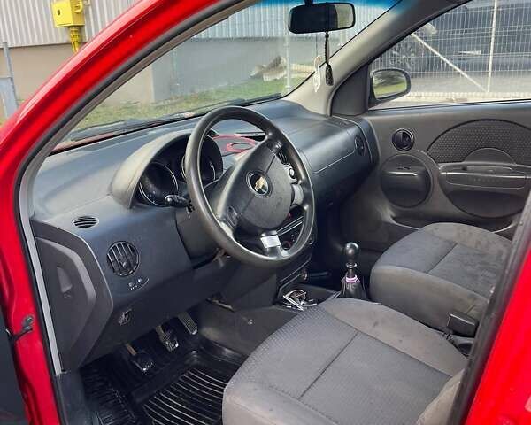 Красный Шевроле Авео, объемом двигателя 1.5 л и пробегом 300 тыс. км за 2650 $, фото 7 на Automoto.ua