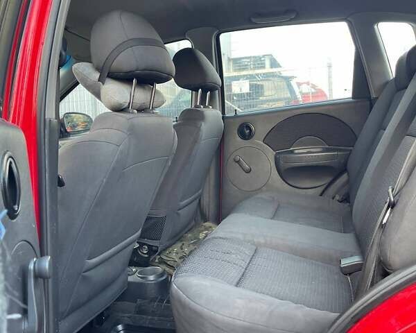 Красный Шевроле Авео, объемом двигателя 1.5 л и пробегом 300 тыс. км за 2700 $, фото 5 на Automoto.ua