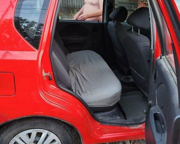 Красный Шевроле Авео, объемом двигателя 1.5 л и пробегом 238 тыс. км за 3500 $, фото 4 на Automoto.ua