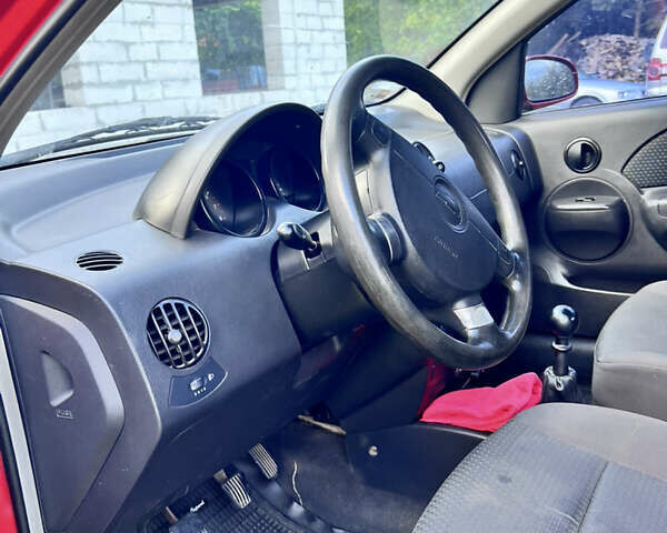 Красный Шевроле Авео, объемом двигателя 1.5 л и пробегом 183 тыс. км за 2800 $, фото 4 на Automoto.ua