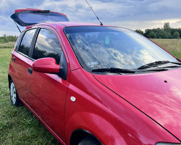 Красный Шевроле Авео, объемом двигателя 1.5 л и пробегом 183 тыс. км за 2800 $, фото 2 на Automoto.ua