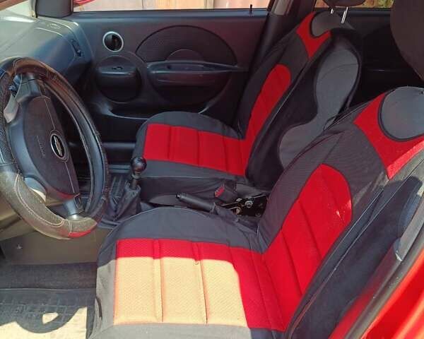 Красный Шевроле Авео, объемом двигателя 1.5 л и пробегом 135 тыс. км за 3650 $, фото 3 на Automoto.ua