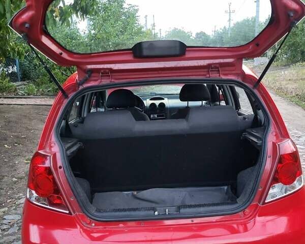 Красный Шевроле Авео, объемом двигателя 1.5 л и пробегом 238 тыс. км за 3500 $, фото 3 на Automoto.ua