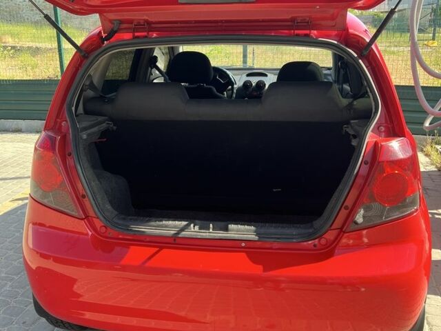 Шевроле Авео 2006 в Кропивницком (Кировограде) на Automoto.ua Красный Шевроле Авео, объемом двигателя 1.5 л и пробегом 200 тыс. км за 2500 $, фото 5 на Automoto.ua