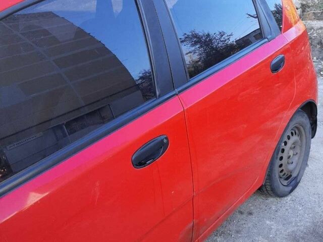 Красный Шевроле Авео, объемом двигателя 1.5 л и пробегом 179 тыс. км за 1800 $, фото 3 на Automoto.ua