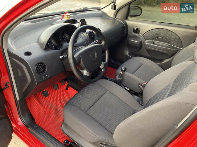 Красный Шевроле Авео, объемом двигателя 1.5 л и пробегом 300 тыс. км за 3200 $, фото 4 на Automoto.ua