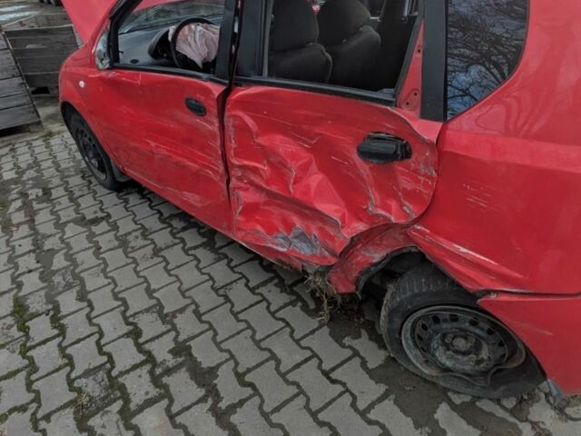 Красный Шевроле Авео, объемом двигателя 1.5 л и пробегом 150 тыс. км за 1300 $, фото 3 на Automoto.ua