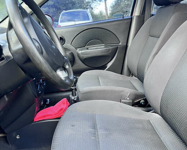 Красный Шевроле Авео, объемом двигателя 1.5 л и пробегом 183 тыс. км за 2800 $, фото 5 на Automoto.ua