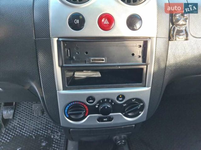 Красный Шевроле Авео, объемом двигателя 1.5 л и пробегом 148 тыс. км за 3750 $, фото 12 на Automoto.ua