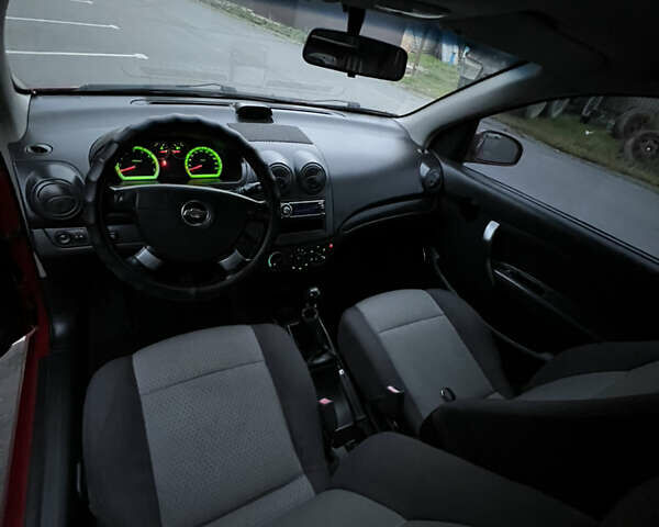 Красный Шевроле Авео, объемом двигателя 1.5 л и пробегом 143 тыс. км за 3800 $, фото 15 на Automoto.ua