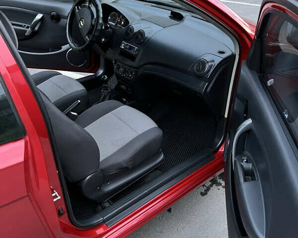 Красный Шевроле Авео, объемом двигателя 1.5 л и пробегом 143 тыс. км за 3800 $, фото 12 на Automoto.ua