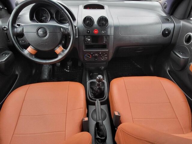 Красный Шевроле Авео, объемом двигателя 1.5 л и пробегом 220 тыс. км за 3650 $, фото 10 на Automoto.ua