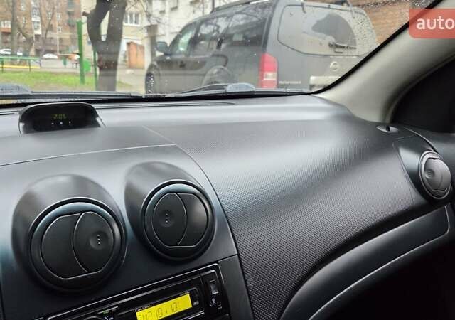 Красный Шевроле Авео, объемом двигателя 1.5 л и пробегом 177 тыс. км за 5500 $, фото 37 на Automoto.ua