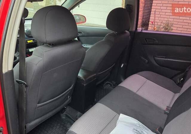 Красный Шевроле Авео, объемом двигателя 1.5 л и пробегом 177 тыс. км за 5500 $, фото 51 на Automoto.ua