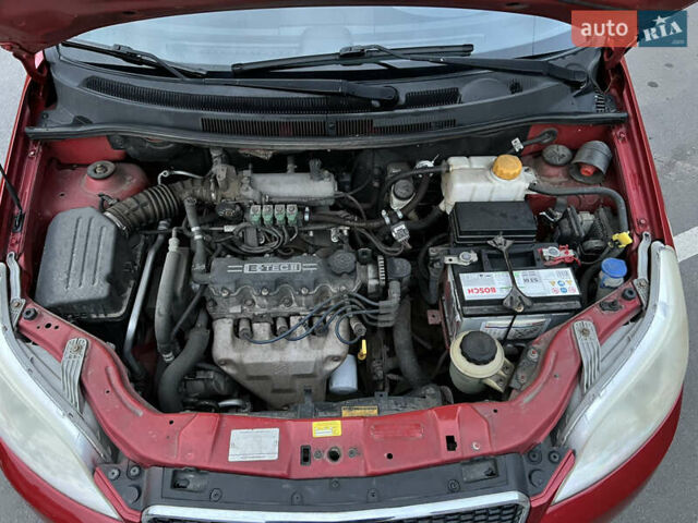 Красный Шевроле Авео, объемом двигателя 1.5 л и пробегом 143 тыс. км за 3800 $, фото 18 на Automoto.ua