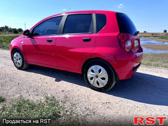 Красный Шевроле Авео, объемом двигателя 1.5 л и пробегом 127 тыс. км за 5800 $, фото 2 на Automoto.ua