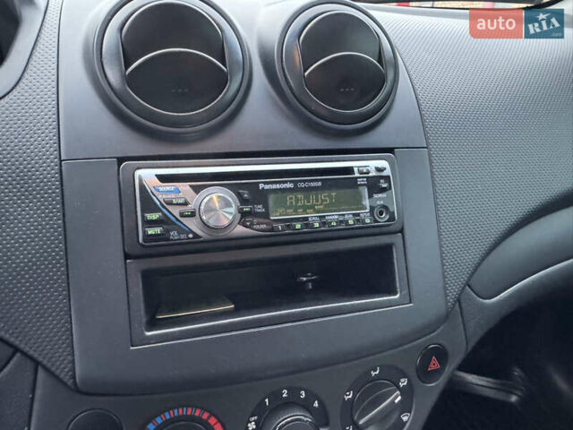 Красный Шевроле Авео, объемом двигателя 1.5 л и пробегом 173 тыс. км за 5200 $, фото 25 на Automoto.ua