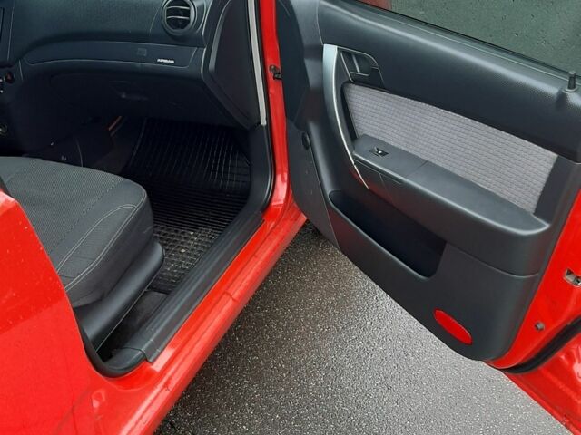 Красный Шевроле Авео, объемом двигателя 1.2 л и пробегом 240 тыс. км за 3800 $, фото 7 на Automoto.ua