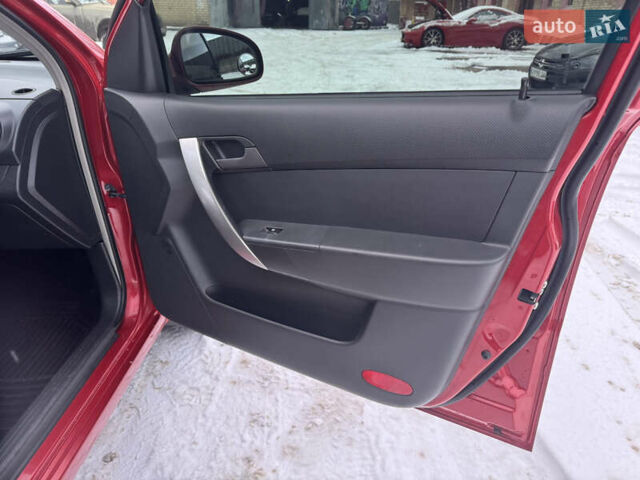 Красный Шевроле Авео, объемом двигателя 1.5 л и пробегом 173 тыс. км за 5200 $, фото 19 на Automoto.ua