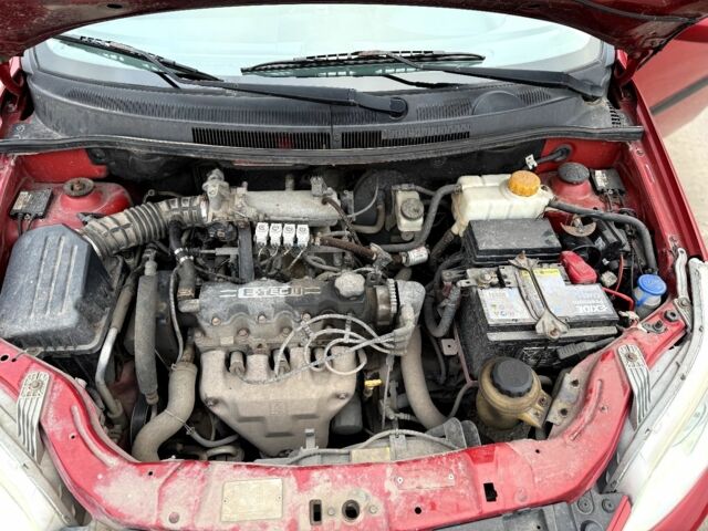 Красный Шевроле Авео, объемом двигателя 1.5 л и пробегом 327 тыс. км за 3600 $, фото 5 на Automoto.ua
