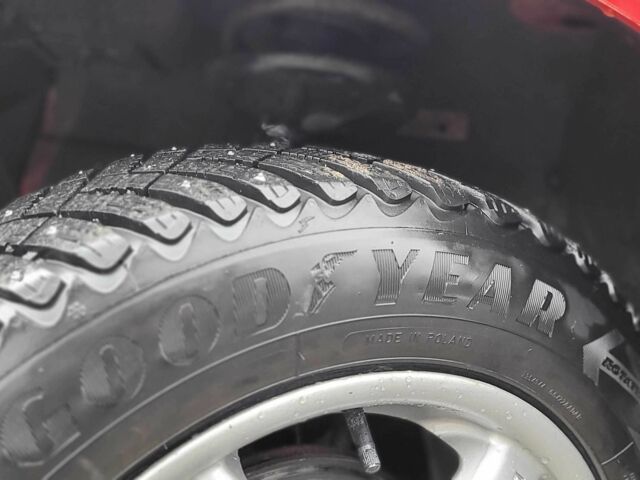 Красный Шевроле Авео, объемом двигателя 1.5 л и пробегом 220 тыс. км за 3650 $, фото 5 на Automoto.ua