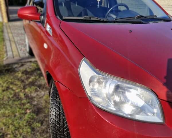 Красный Шевроле Авео, объемом двигателя 1.5 л и пробегом 150 тыс. км за 4800 $, фото 1 на Automoto.ua
