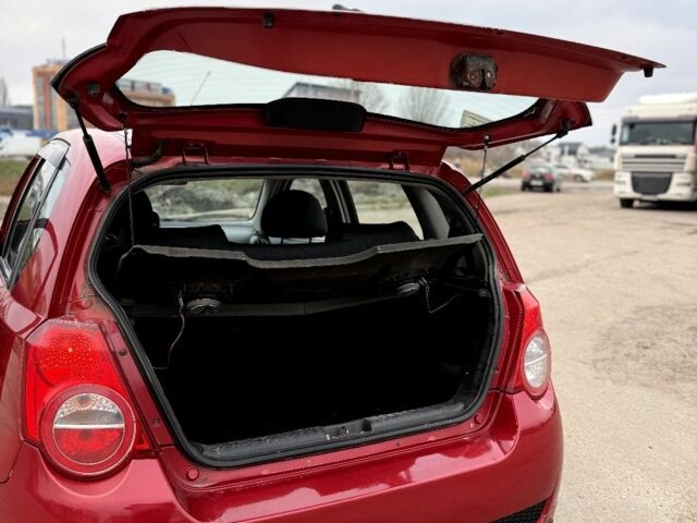 Красный Шевроле Авео, объемом двигателя 1.5 л и пробегом 327 тыс. км за 3600 $, фото 4 на Automoto.ua