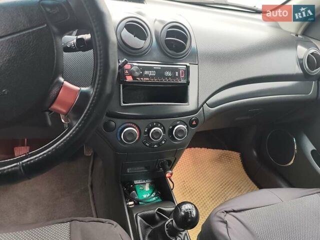 Красный Шевроле Авео, объемом двигателя 1.5 л и пробегом 125 тыс. км за 2900 $, фото 13 на Automoto.ua