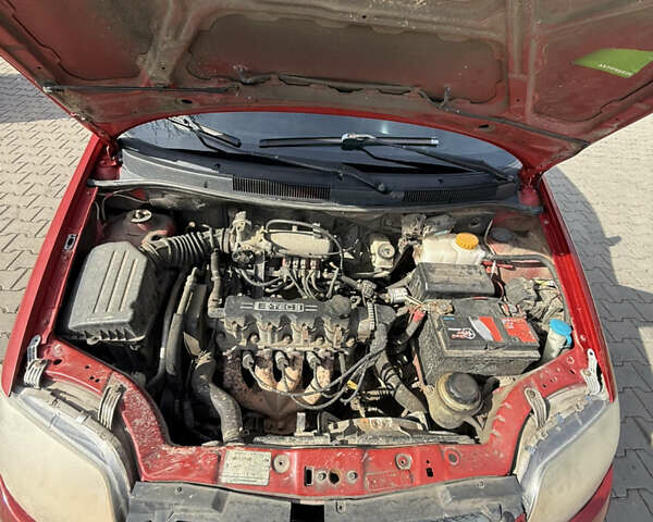 Красный Шевроле Авео, объемом двигателя 1.5 л и пробегом 220 тыс. км за 2583 $, фото 4 на Automoto.ua