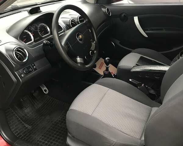 Красный Шевроле Авео, объемом двигателя 1.5 л и пробегом 210 тыс. км за 4000 $, фото 6 на Automoto.ua