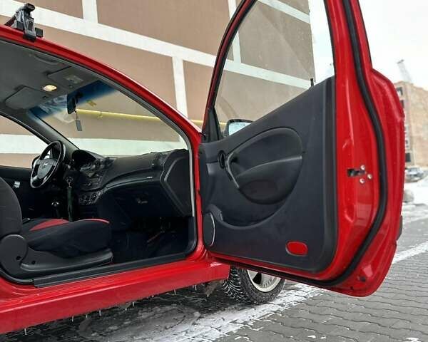 Красный Шевроле Авео, объемом двигателя 1.2 л и пробегом 176 тыс. км за 3600 $, фото 2 на Automoto.ua