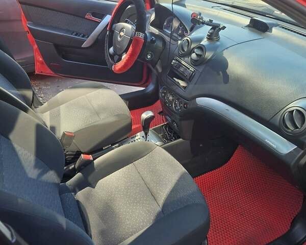 Красный Шевроле Авео, объемом двигателя 1.5 л и пробегом 180 тыс. км за 5000 $, фото 2 на Automoto.ua