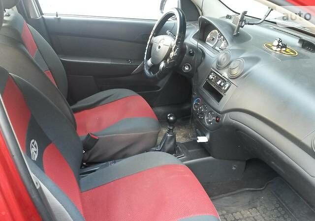Красный Шевроле Авео, объемом двигателя 1.5 л и пробегом 165 тыс. км за 4000 $, фото 1 на Automoto.ua