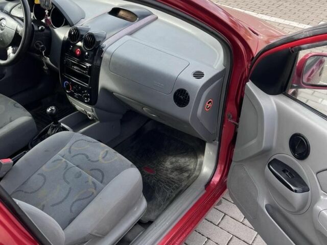 Красный Шевроле Авео, объемом двигателя 1.5 л и пробегом 200 тыс. км за 1950 $, фото 8 на Automoto.ua