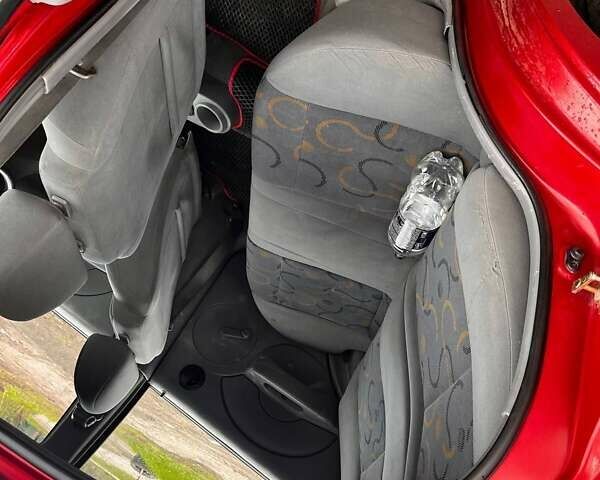 Красный Шевроле Авео, объемом двигателя 1.5 л и пробегом 300 тыс. км за 2500 $, фото 3 на Automoto.ua