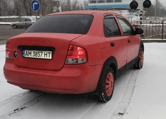 Красный Шевроле Авео, объемом двигателя 1.5 л и пробегом 300 тыс. км за 1500 $, фото 3 на Automoto.ua