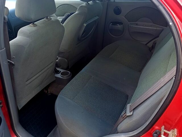 Красный Шевроле Авео, объемом двигателя 1.5 л и пробегом 320 тыс. км за 2300 $, фото 8 на Automoto.ua