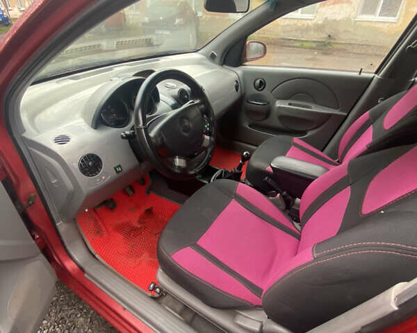 Красный Шевроле Авео, объемом двигателя 1.5 л и пробегом 250 тыс. км за 2200 $, фото 5 на Automoto.ua