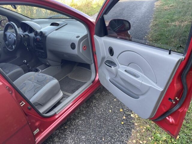 Красный Шевроле Авео, объемом двигателя 1.5 л и пробегом 150 тыс. км за 3300 $, фото 8 на Automoto.ua