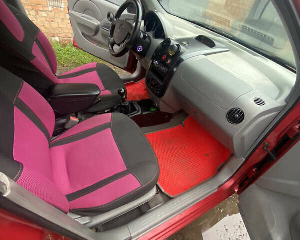 Красный Шевроле Авео, объемом двигателя 1.5 л и пробегом 250 тыс. км за 2200 $, фото 8 на Automoto.ua