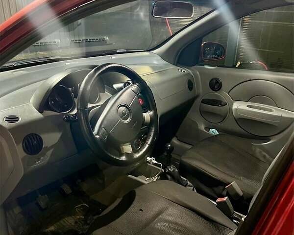 Красный Шевроле Авео, объемом двигателя 1.5 л и пробегом 270 тыс. км за 2800 $, фото 7 на Automoto.ua