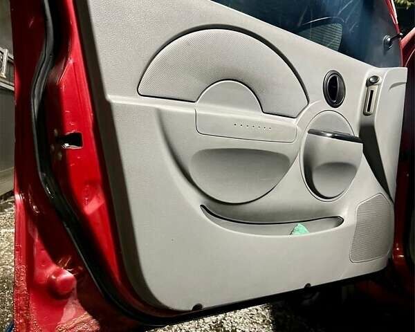 Красный Шевроле Авео, объемом двигателя 1.5 л и пробегом 270 тыс. км за 2800 $, фото 6 на Automoto.ua