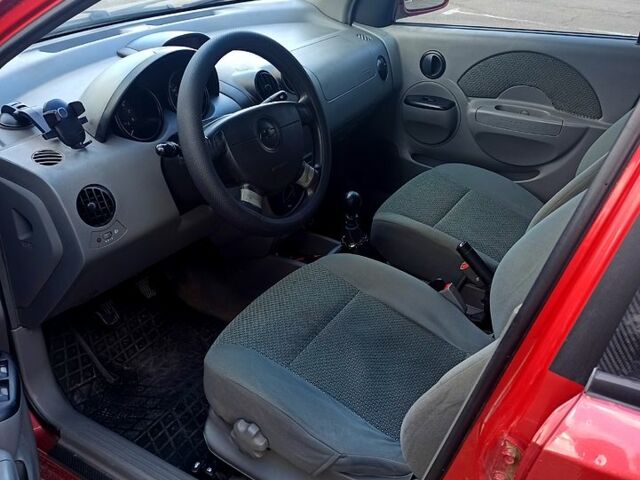 Красный Шевроле Авео, объемом двигателя 1.5 л и пробегом 320 тыс. км за 2300 $, фото 6 на Automoto.ua