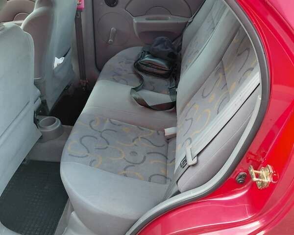 Красный Шевроле Авео, объемом двигателя 1.5 л и пробегом 150 тыс. км за 3750 $, фото 4 на Automoto.ua