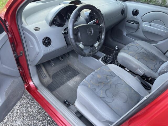 Красный Шевроле Авео, объемом двигателя 1.5 л и пробегом 150 тыс. км за 3300 $, фото 6 на Automoto.ua