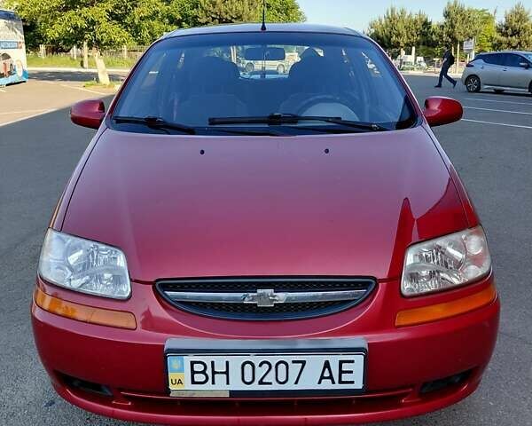 Красный Шевроле Авео, объемом двигателя 1.5 л и пробегом 150 тыс. км за 3750 $, фото 2 на Automoto.ua