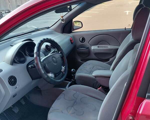 Красный Шевроле Авео, объемом двигателя 1.5 л и пробегом 150 тыс. км за 3750 $, фото 6 на Automoto.ua