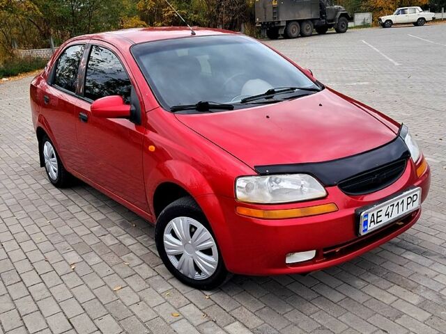 Красный Шевроле Авео, объемом двигателя 1.5 л и пробегом 203 тыс. км за 2850 $, фото 2 на Automoto.ua