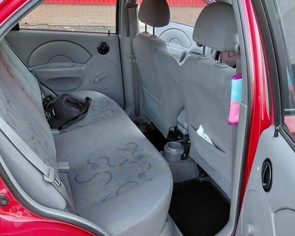 Красный Шевроле Авео, объемом двигателя 1.5 л и пробегом 150 тыс. км за 3750 $, фото 3 на Automoto.ua